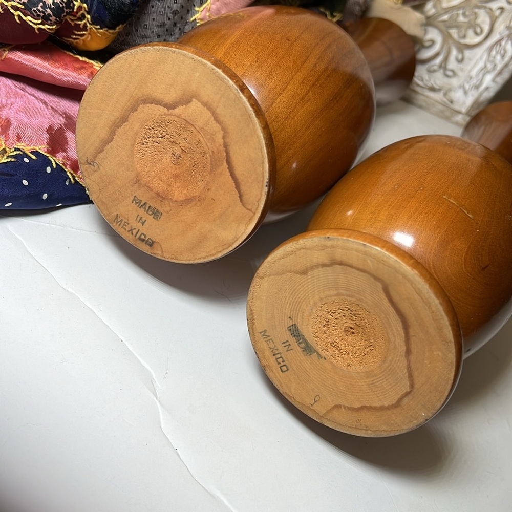 Beautiful Pair of Hand carved wooden vases - Picture 8 of 9